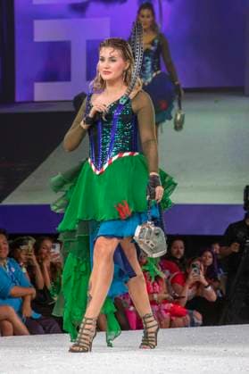 Model bei der 11. jährlichen Her Universe Fashion Show auf der San Diego Comic-Con International 2025 im Manchester Grand Hyatt. San Diego, 24.07.2025