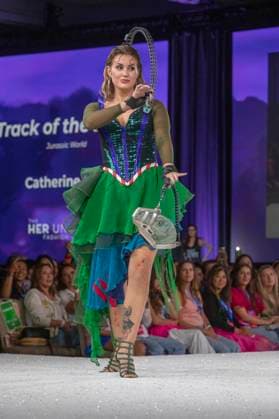 Model bei der 11. jährlichen Her Universe Fashion Show auf der San Diego Comic-Con International 2025 im Manchester Grand Hyatt. San Diego, 24.07.2025