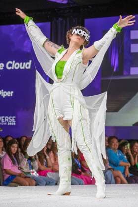 Model bei der 11. jährlichen Her Universe Fashion Show auf der San Diego Comic-Con International 2025 im Manchester Grand Hyatt. San Diego, 24.07.2025