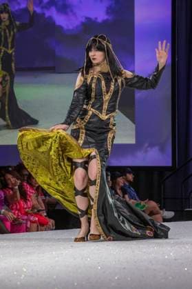 Model bei der 11. jährlichen Her Universe Fashion Show auf der San Diego Comic-Con International 2025 im Manchester Grand Hyatt. San Diego, 24.07.2025