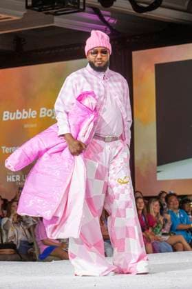 Model bei der 11. jährlichen Her Universe Fashion Show auf der San Diego Comic-Con International 2025 im Manchester Grand Hyatt. San Diego, 24.07.2025