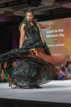 Model bei der 11. jährlichen Her Universe Fashion Show auf der San Diego Comic-Con International 2025 im Manchester Grand Hyatt. San Diego, 24.07.2025