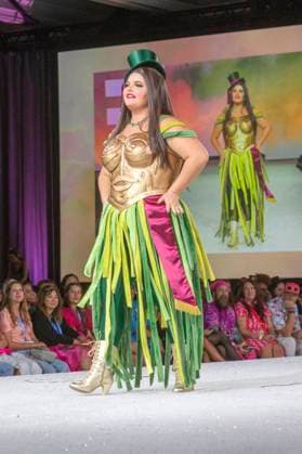 Model bei der 11. jährlichen Her Universe Fashion Show auf der San Diego Comic-Con International 2025 im Manchester Grand Hyatt. San Diego, 24.07.2025