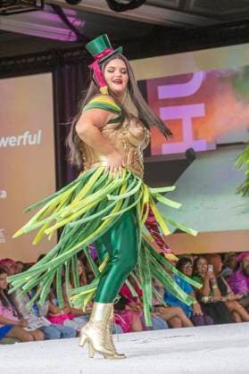 Model bei der 11. jährlichen Her Universe Fashion Show auf der San Diego Comic-Con International 2025 im Manchester Grand Hyatt. San Diego, 24.07.2025