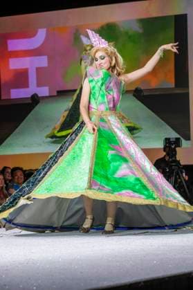 Model bei der 11. jährlichen Her Universe Fashion Show auf der San Diego Comic-Con International 2025 im Manchester Grand Hyatt. San Diego, 24.07.2025