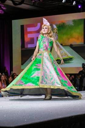 Model bei der 11. jährlichen Her Universe Fashion Show auf der San Diego Comic-Con International 2025 im Manchester Grand Hyatt. San Diego, 24.07.2025
