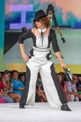 Model bei der 11. jährlichen Her Universe Fashion Show auf der San Diego Comic-Con International 2025 im Manchester Grand Hyatt. San Diego, 24.07.2025