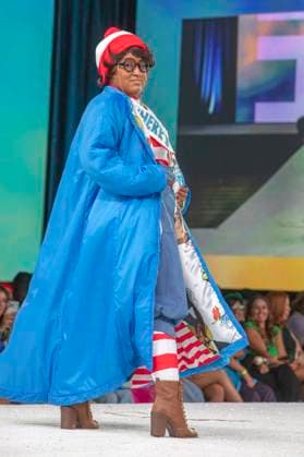 Model bei der 11. jährlichen Her Universe Fashion Show auf der San Diego Comic-Con International 2025 im Manchester Grand Hyatt. San Diego, 24.07.2025
