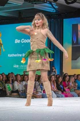 Model bei der 11. jährlichen Her Universe Fashion Show auf der San Diego Comic-Con International 2025 im Manchester Grand Hyatt. San Diego, 24.07.2025