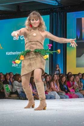 Model bei der 11. jährlichen Her Universe Fashion Show auf der San Diego Comic-Con International 2025 im Manchester Grand Hyatt. San Diego, 24.07.2025