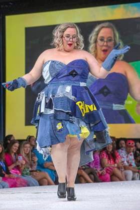 Model bei der 11. jährlichen Her Universe Fashion Show auf der San Diego Comic-Con International 2025 im Manchester Grand Hyatt. San Diego, 24.07.2025