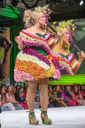 Model bei der 11. jährlichen Her Universe Fashion Show auf der San Diego Comic-Con International 2025 im Manchester Grand Hyatt. San Diego, 24.07.2025