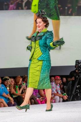Model bei der 11. jährlichen Her Universe Fashion Show auf der San Diego Comic-Con International 2025 im Manchester Grand Hyatt. San Diego, 24.07.2025