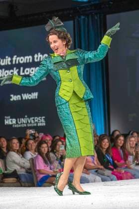 Model bei der 11. jährlichen Her Universe Fashion Show auf der San Diego Comic-Con International 2025 im Manchester Grand Hyatt. San Diego, 24.07.2025