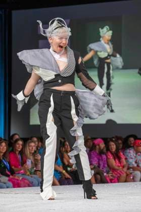 Model bei der 11. jährlichen Her Universe Fashion Show auf der San Diego Comic-Con International 2025 im Manchester Grand Hyatt. San Diego, 24.07.2025
