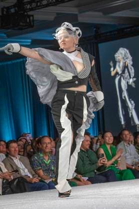 Model bei der 11. jährlichen Her Universe Fashion Show auf der San Diego Comic-Con International 2025 im Manchester Grand Hyatt. San Diego, 24.07.2025