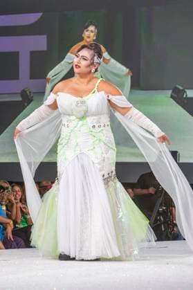 Model bei der 11. jährlichen Her Universe Fashion Show auf der San Diego Comic-Con International 2025 im Manchester Grand Hyatt. San Diego, 24.07.2025