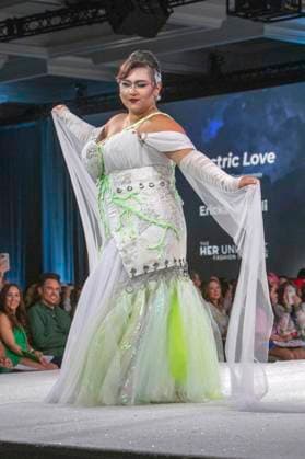 Model bei der 11. jährlichen Her Universe Fashion Show auf der San Diego Comic-Con International 2025 im Manchester Grand Hyatt. San Diego, 24.07.2025