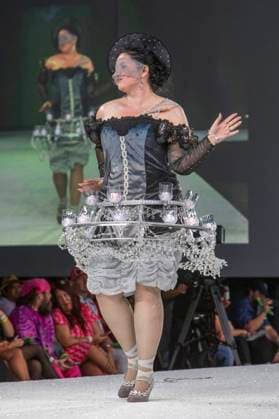 Model bei der 11. jährlichen Her Universe Fashion Show auf der San Diego Comic-Con International 2025 im Manchester Grand Hyatt. San Diego, 24.07.2025