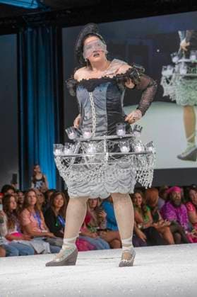 Model bei der 11. jährlichen Her Universe Fashion Show auf der San Diego Comic-Con International 2025 im Manchester Grand Hyatt. San Diego, 24.07.2025