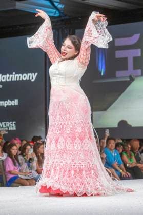 Model bei der 11. jährlichen Her Universe Fashion Show auf der San Diego Comic-Con International 2025 im Manchester Grand Hyatt. San Diego, 24.07.2025
