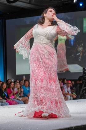 Model bei der 11. jährlichen Her Universe Fashion Show auf der San Diego Comic-Con International 2025 im Manchester Grand Hyatt. San Diego, 24.07.2025