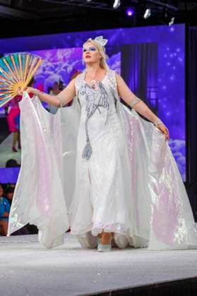 Model bei der 11. jährlichen Her Universe Fashion Show auf der San Diego Comic-Con International 2025 im Manchester Grand Hyatt. San Diego, 24.07.2025