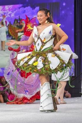 Model bei der 11. jährlichen Her Universe Fashion Show auf der San Diego Comic-Con International 2025 im Manchester Grand Hyatt. San Diego, 24.07.2025