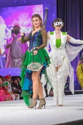Model bei der 11. jährlichen Her Universe Fashion Show auf der San Diego Comic-Con International 2025 im Manchester Grand Hyatt. San Diego, 24.07.2025