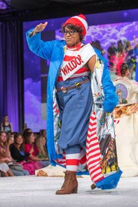 Model bei der 11. jährlichen Her Universe Fashion Show auf der San Diego Comic-Con International 2025 im Manchester Grand Hyatt. San Diego, 24.07.2025