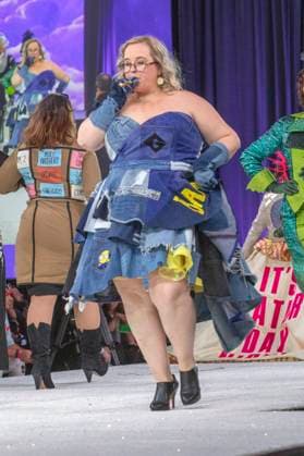 Model bei der 11. jährlichen Her Universe Fashion Show auf der San Diego Comic-Con International 2025 im Manchester Grand Hyatt. San Diego, 24.07.2025