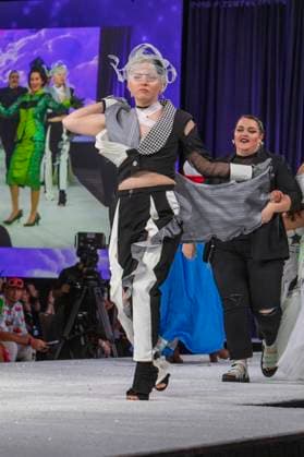 Model bei der 11. jährlichen Her Universe Fashion Show auf der San Diego Comic-Con International 2025 im Manchester Grand Hyatt. San Diego, 24.07.2025