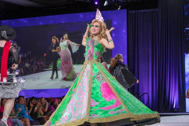Model bei der 11. jährlichen Her Universe Fashion Show auf der San Diego Comic-Con International 2025 im Manchester Grand Hyatt. San Diego, 24.07.2025