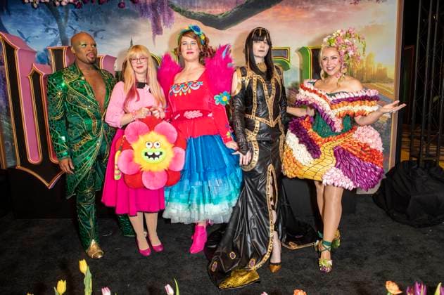 Michael James Scott und Ashley Eckstein mit den Gewinnerinnen bei der 11. jährlichen Her Universe Fashion Show auf der San Diego Comic-Con International 2025 im Manchester Grand Hyatt. San Diego, 24.07.2025