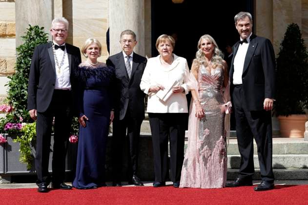 Thomas Ebersberger, Stefanie Hellbach, Joachim Sauer, Angela Merkel, Karin Baumüller-Söder und Markus Söder bei der Eröffnung der 113. Richard-Wagner-Festspiele 2025 mit der Neuinszenierung von Die Meistersinger von Nürnberg im Bayreuther Festspielhaus. Bayreuth, 25.07.2025 *** Thomas Ebersberger, Stefanie Hellbach, Joachim Sauer, Angela Merkel, Karin Baumüller Söder and Markus Söder at the opening of the 113 Richard Wagner Festival 2025 with the new production of Die Meistersinger von Nürnberg at the Bayreuth Festspielhaus Bayreuth, 25 07 2025 Foto:xR.xSchmiegeltx xFuturexImagex wagner_5405