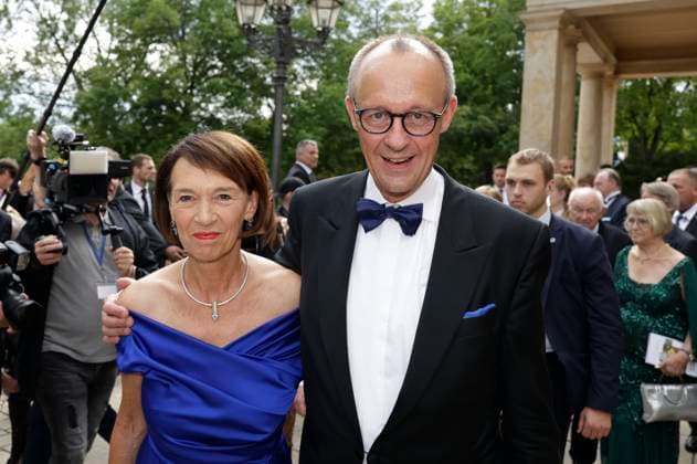 Friedrich Merz mit Ehefrau Charlotte Merz bei der Eröffnung der 113. Richard-Wagner-Festspiele 2025 mit der Neuinszenierung von Die Meistersinger von Nürnberg im Bayreuther Festspielhaus. Bayreuth, 25.07.2025 *** Friedrich Merz with his wife Charlotte Merz at the opening of the 113 Richard Wagner Festival 2025 with the new production of Die Meistersinger von Nürnberg at the Bayreuth Festspielhaus Bayreuth, 25 07 2025 Foto:xR.xSchmiegeltx xFuturexImagex wagner_5705
