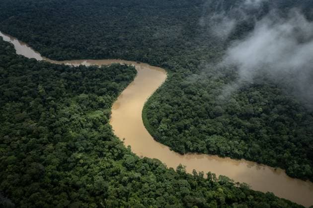 The Waorani People: Guardians of Tradition Amidst Modernity AMAZON REGION, ECUADOR - FEBRUARY 22: An aerial view of Bameno, one of the most remote and traditional Waorani settlements, accessible only by river after a long canoe journey along the Shiripuno and Cononaco Rivers on February 22, 2025, in Amazon Region of Ecuador. The Waorani people, who are deeply rooted in their land, continue to uphold their traditions despite the allure of modern life and the freedom of the wild. In the depths of Ecuador s Amazon rainforest, the Bameno community, a subgroup of the Waorani tribe with 145 members, lives on lands rich in natural resources and crucial to a threatened ecosystem. Isolated from the modern world, the Waorani maintain a lifestyle inte  Copyright: x2025xAnadoluxÖzgexElifxKÄ±zÄ±lx