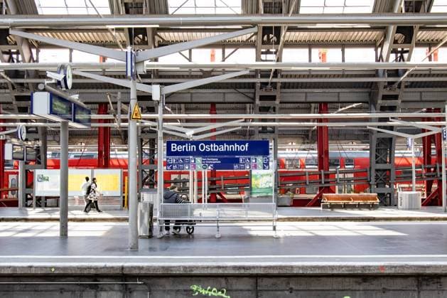 Menschen am Ostbahnhof in Berlin am 13. Juni 2025. Obdachlosigkeit und Armut am Ostbahnhof *** People at Ostbahnhof in Berlin on June 13, 2025 Homelessness and poverty at Ostbahnhof