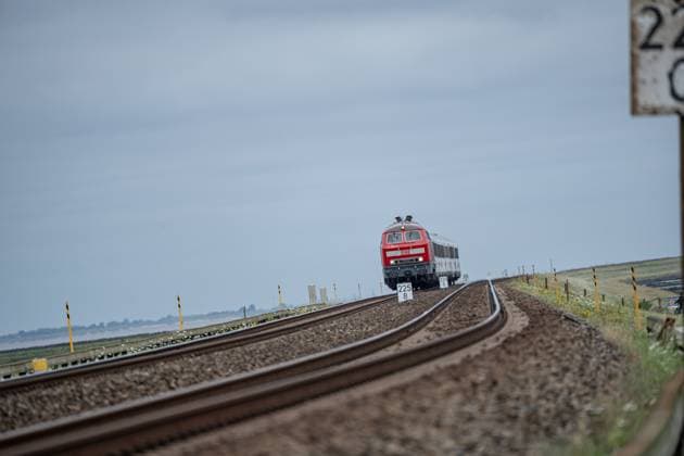 InterCity-Zug der Deutschen Bahn AG erreicht die Nordseeinsel Sylt über den Hindenburgdamm;Blick auf einen Teilabschnitt der von Hamburg und nach Sylt führenden Marschbahn mit dem Hindenburgdamm in Schleswig-Holstein zwischen den Stationen Niebüll und Westerland auf der Insel Sylt, Berlin Berlin Deutschland ORTSANGABE *** Deutsche Bahn AG InterCity train reaches the North Sea island of Sylt via the Hindenburgdamm View of a section of the marsh railroad leading from Hamburg and to Sylt with the Hindenburgdamm in Schleswig Holstein between the stations Niebüll and Westerland on the island of Sylt, Berlin Berlin Germany LOCATION
