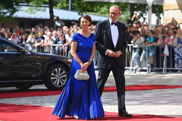 Bilder des Jahres 2025, Entertainment 07 Juli Bundeskanzler Friedrich MERZ mit Ehefrau Charlotte MERZ. Eroeffnung der Bayreuther Richard Wagner Festspiele 2025. Roter Teppich am 25.07.2025. Gruener Huegel, *** Federal Chancellor Friedrich MERZ with wife Charlotte MERZ Opening of the Bayreuth Richard Wagner Festival 2025 Red carpet on 25 07 2025 Grueneer Huegel,