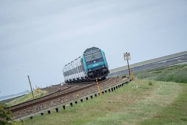 Regionalexpress RE6 auf der Fahrt von Sylt auf den Hindenburgdamm;Blick auf einen Teilabschnitt der von Hamburg und nach Sylt führenden Marschbahn mit dem Hindenburgdamm in Schleswig-Holstein zwischen den Stationen Niebüll und Westerland auf der Insel Sylt, Berlin Berlin Deutschland ORTSANGABE *** Regional express RE6 on the journey from Sylt to Hindenburgdamm View of a section of the Marschbahn line leading from Hamburg and to Sylt with Hindenburgdamm in Schleswig Holstein between the stations Niebüll and Westerland on the island of Sylt, Berlin Berlin Germany LOCATION