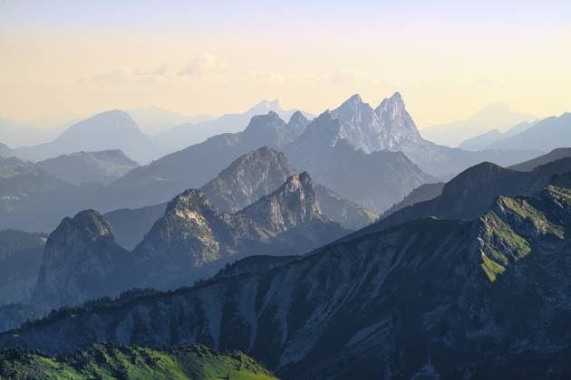 Ausblick vom Berg Gantrisch, Sonnenuntergang über den Freiburger Voralpen, Kanton Bern, Schweiz View from Mount Gantrisch, sunset over the Fribourg Pre-Alps, Canton of Bern, Switzerland Copyright: imageBROKER DanielxBärtschi ibxdab14412958.jpg