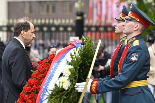 Ambassadors lay flowers at Tomb of the Unknown Soldier in Moscow ahead of Victory Day MOSCOW, RUSSIA - APRIL 25: German Ambassador to Russia Alexander Graf Lambsdorff attends a flower-laying ceremony at the Tomb of the Unknown Soldier near the Kremlin Wall, ahead of Victory Day commemorations in Moscow, Russia on April 25, 2025. The ceremony marks the upcoming 80th anniversary of the Soviet victory in World War II. Moskova Rusya. Editorial use only. Please get in touch for any other usage.  Copyright: x2025xAnadoluxSefaxKaracanx