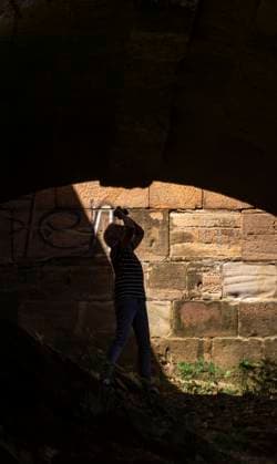 Reichenbach: Die Göltzschtalbrücke. - Eine Touristin fotografiert unter den gemauerten Bögen der Göltzschtalbrücke bei Reichenbach im Vogtland (Sachsen). Für den Bau der weltgrößten Ziegelsteinbrücke (574 m lang, 78 m hoch) zwischen 1846 und 1851 sollen 26 Mio. Ziegelsteine benötigt worden sein. Reichenbach i.V. Sachsen Deutschland *** Reichenbach The Göltzschtal Bridge A tourist takes a photo under the brick arches of the Göltzschtal Bridge near Reichenbach in Vogtland Saxony 26 million bricks are said to have been needed to build the worlds largest brick bridge 574 m long, 78 m high between 1846 and 1851 Reichenbach i V Saxony Germany