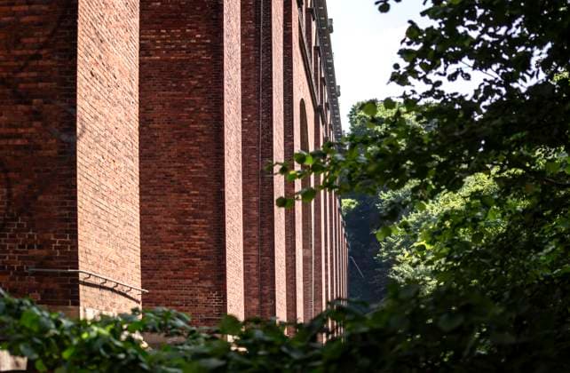 Reichenbach: Die Göltzschtalbrücke. - Blick auf die Göltzschtalbrücke bei Reichenbach im Vogtland (Sachsen). Für den Bau der weltgrößten Ziegelsteinbrücke (574 m lang, 78 m hoch) zwischen 1846 und 1851 sollen 26 Mio. Ziegelsteine benötigt worden sein. Reichenbach i.V. Sachsen Deutschland *** Reichenbach The Göltzschtal Bridge View of the Göltzschtal Bridge near Reichenbach in Vogtland Saxony 26 million bricks are said to have been needed to build the worlds largest brick bridge 574 m long, 78 m high between 1846 and 1851 Reichenbach i V Saxony Germany
