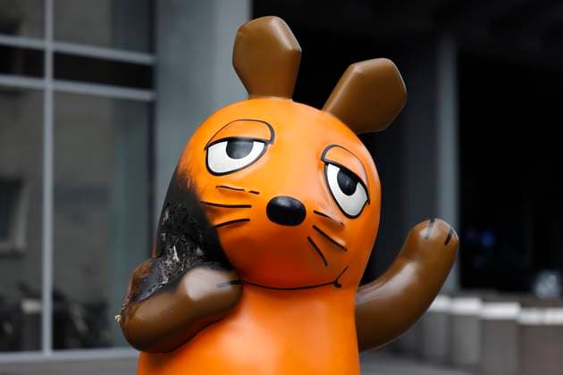 Bilder des Jahres 2025, News 07 Juli Feuer-Anschlag auf die Mausfigur vor dem WDR: Unbekannte haben die Statue in der Nacht auf Samstag in Brand gesteckt. Es ist nicht das erste mal, dass es Wirbel um die Maus gibt: Im Rahmen einer Aktion gegen Kürzungen beim öffentlich-rechtlichen Rundfunk wurde sie 2024 bereits kurz entführt. Köln, 26.07.2025 NRW Deutschland *** Fire Attack on the mouse statue in front of WDR Unknown persons set the statue on fire on Saturday night This is not the first time there has been a fuss about the mouse It was briefly kidnapped in 2024 as part of a campaign against cuts to public broadcasting Cologne, 26 07 2025 NRW Germany Copyright: xChristophxHardtx