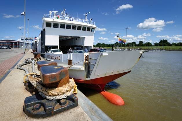 Auto- und Personenfähre Ostfriesland Die kombinierte Auto- und Personenfähre Ostfriesland der AG Ems-Reederei liegt zur Überfahrt nach Borkum im Hafen von Emden bereit (License=RF) Copyright: xZoonar.com GerdxHarderx 23743903
