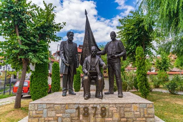 Statuen im Monumentalkomplex des Albanischen Bundes, einem Museum in Prizren, Kosovo Statuen im Monumentalkomplex des Albanischen Bundes, einem Museum in Prizren, Kosovo (License=RF) Copyright: xZoonar.com ChunxJuxWux 23775559