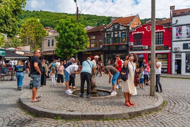 Shadervan-Platz mit Springbrunnen im Zentrum von Prizren, Kosovo Shadervan-Platz mit Springbrunnen im Zentrum von Prizren, Kosovo (License=RM) Copyright: xZoonar.com ChunxJuxWux 23775615