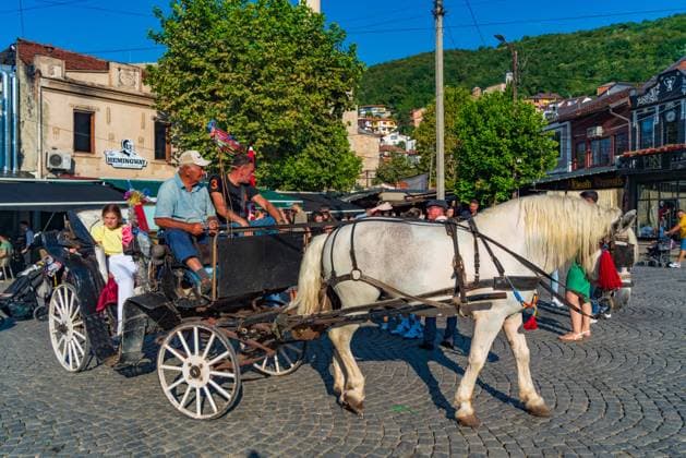 Fahrt mit der Pferdekutsche auf dem Shadervan-Platz in Prizren, Kosovo Fahrt mit der Pferdekutsche auf dem Shadervan-Platz in Prizren, Kosovo (License=RM) Copyright: xZoonar.com ChunxJuxWux 23775618